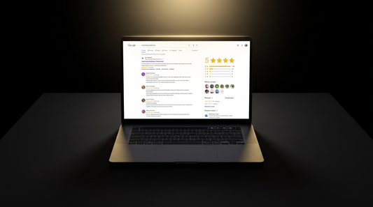 Fake Google Bewertungen erkennen – Laptop mit Google Business Profil