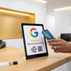 Custom Ratings NFC Aufsteller an der Rezeption einer Arztpraxis